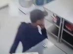 Tangkapan-layar-video-CCTV-seorang-pria-tak-dikenal-menyaru-pembeli.jpg