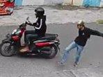 Tangkapan-layar-video-CCTV-yang-merekam-aksi-dua-orang-maling-mencuri-motor-di-parkiran-restoran.jpg