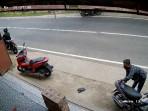 Gesit Pria Gondol Uang Rp50 Juta dari Dalam Jok Motor, Aksi Pelaku Terekam CCTV Kurang Semenit