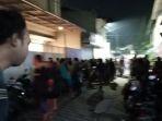 Tangkapan-layar-video-amatir-warga-yang-mengepung-terduga-pelaku-penjambret-tas.jpg