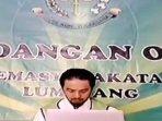 Terdakwa-Hadfana-Firdaus-penendang-sesajen-di-lokasi-terdampak-erupsi-Gunung-Semeru-mengikuti-sidang.jpg