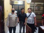 Tersangka-AR-tengah-saat-hendak-dimasukkan-ke-ruang-tahanan-Mapolres-Pamekasan.jpg
