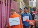 Tersangka-James-Loodewyk-saat-menjalani-rekonstruksi-pembunuhan-dan-mutilasi.jpg
