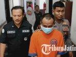 Tersangka-kasus-rudapaksaibu-muda-di-Rusunawa-Kota-Probolinggo-saat-digelandang.jpg
