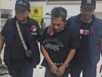 Tersangka-pengedar-narkoba-saat-diringkus-petugas-Satresnarkoba-Polresta-Sidoarjo.jpg