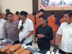 Tersangka-peredaran-narkoba-di-Kabupaten-Jombang-saat-digelandang.jpg