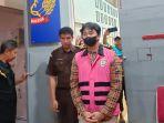Tersangka-rompi-merah-muda-korupsi-uang-setoran-nasabah-kredit-bank-dibawa-di-Lapas-Jember.jpg