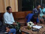 Tiga-pelaku-kanan-sedang-menandatangani-surat-pernyataan-tidak-mengulangi-perbuatan.jpg