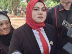 Tika-Kartika-Sari-pedagang-sayur-yang-dilantik-jadi-anggota-DPRD-Lebak.jpg