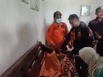Tim-BPBD-Bojonegoro-saat-mengevakuasi-jenazah-nenek-di-Sungai-Bengawan-Solo.jpg