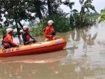 Tim-BPBD-Jombang-Melakukan-Pencarian-Korban-Tenggelam-Menyisir-Sungai.jpg