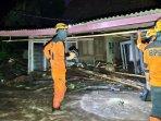 Tim-BPBD-menyisir-rumah-terdampak-banjir-bandang-di-Dusun-Peh-bondowoso.jpg