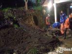 Tim-Baret-Rescue-Nasdem-Jember-bersihkan-material-longsor.jpg