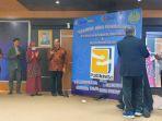 Tim-Dosen-Fakultas-Ilmu-Pendidikan-Unesa-menunjukkan-aplikasi-perpustakaan-digital.jpg