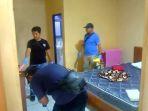 Tim-Inafis-Polres-Bojonegoro-saat-olah-TKP-pembacokan-di-kamar-hotel-kelas-melati.jpg