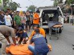 Tim-Medis-Pemkot-Surabaya-mengevakuasi-korban-tewas-akibat-kecelakaan-di-Jalan-Kalianak-surabaya.jpg