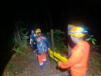 Tim-dari-BPBD-Kota-Kediri-saat-melakukan-penyelamatan-tiga-remaja-yang-tersesat-di-Gunung-Klotok.jpg