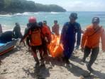 Tim-gabungan-OPS-SAR-saat-evakuasi-Abas-korban-tenggelam-di-Pantai-Wawaran.jpg