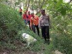 Tim-gabungan-menemukan-karung-rumput-diduga-milik-kakek-63-tahun-bernama-Tukiman-hilang-di-Hutan.jpg