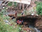 Tim-medis-mengevakuasi-jasad-pria-dari-Sungai-Metro-di-Jalan-Pisang-Candi-Barat-malang.jpg