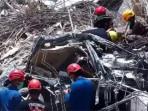 Tim-rescue-gabungan-di-tengah-mencari-korban-menemukan-mobil-Mercy.jpg