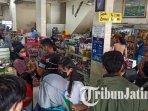 Toko-oleh-oleh-Swari-Keripik-Tempe-di-Kota-Malang-ramai-dipadati-pengunjung-saat-libur-Lebaran.jpg