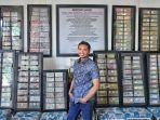 Toni-Prasetyo-39-menunjukkan-koleksi-mata-uang-kuno-dari-masa-ke-masa.jpg