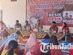 Tri-Rismaharini-menyapa-para-perajin-keripik-tempe-di-Dusun-Sadang-ngawi.jpg