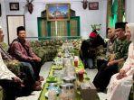 Tri-Rismaharini-saat-berbincang-dengan-KH-Abdul-Ghofur.jpg