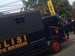 Truk-Korps-Brimob-Polda-Jatim-parkir-di-depan-Polsek-Tanah-Merah.jpg