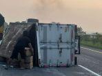 Truk-box-selip-ban-dan-terguling-di-Tol-Jombang-Mojokerto-muatan-tumpah-ke-jalan.jpg
