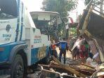 Truk-derek-saat-mengevakuasi-bus-Sinar-Dempo-yang-alami-kecelakaan-di-Jalan-Raya-Klampok-RT-2-RW-4.jpg