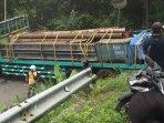 Truk-tronton-muat-tiang-besi-tersangkut-di-Kampak-Munjungan-Trenggalek-kecelakaan-di-trenggalek.jpg