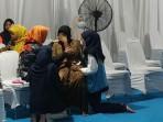 Tubuh-Zubaidah-ibunda-Irham-Ghifari-15-ambruk-saat-duduk-di-salah-satu-kursi.jpg