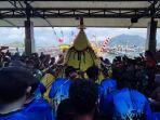 Tumpeng-Raksasa-Upacara-Adat-Labuh-Laut-Larung-Sembonyo-di-Tempat-Pelelangan-Ikan-TPI.jpg