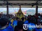 Tumpeng-raksasa-dalam-Upacara-Adat-Labuh-Laut-Larung-Sembonyo-di-teluk-prigi-trenggalek.jpg