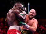 Tyson-Fury-memukul-Deontay-Wilder-dalam-pertandingan-perebutan-gelar-juara-dunia-kelas-berat-WBC.jpg