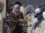 UWKS-menyerahkan-beasiswa-kepada-mahasiswa.jpg