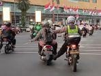 Video-amatir-merekam-polisi-bermotor-dinas-patroli-trail-mendorong-motor-warga.jpg