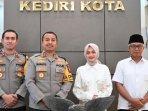Vinanda-Prameswati-dan-KH-Qowimuddin-Thoha-Gus-Qowim-kunjungi-Mapolres-Kediri-Kota.jpg