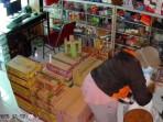 Viral-Video-Emak-Jaket-Hitam-Diduga-Mencuri-Sekarung-Rokok-di-Toko-Pasar-Pujer-Bondowoso.jpg