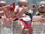 Viral-aksi-ibu-ibu-memberikan-bayinya-minuman-susu-saset.jpg