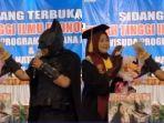Vivit-Kaget-Suami-Pakai-Kostum-Batman-saat-Datang-ke-Wisudanya-Alasan-Haru-Terkuak-Danar-Dibelain.jpg