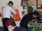 WBP-di-Lapas-Klas-II-B-Bondowoso-saat-digeledah-dan-mengikuti-tes-urine-secara-mendadak.jpg