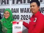 Wabub-Situbondo-Khoirani-saat-menerima-fomulir-pendaftaran-yang-diserahkan-tim-penjaringan-Cabup.jpg