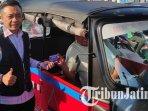 Wabup-Blitar-Rahmat-Santoso-menyerahkan-kupon-BBM-gratis-kepada-masyarakat-di-SPBU-Jalan-Cemara.jpg