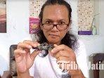 Wahyu-Widodo-menunjukkan-hasil-karyanya-berupa-Hoonitruck-yang-dipakai-mendiang-Ken-Block.jpg
