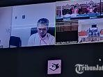 jatim/Wajah-Ra-Latif-melalui-monitor-Ruang-Sidang-Cakra-Kantor-Pengadilan-Tipikor-Surabaya.jpg