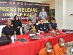 Wakapolres-Gresik-Kompol-Anindhito-Kuncoro-saat-menyampaikan-peran-tersangka-JR-dan-AS.jpg