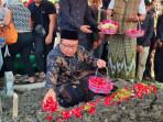 Wakil-Bupati-Gresik-dr-Asluchul-Alif-saat-menabur-bunga-di-makam-Naufal.jpg